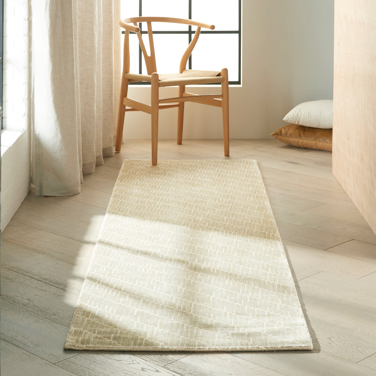 Maya MAY06 Mica Rug - room scene