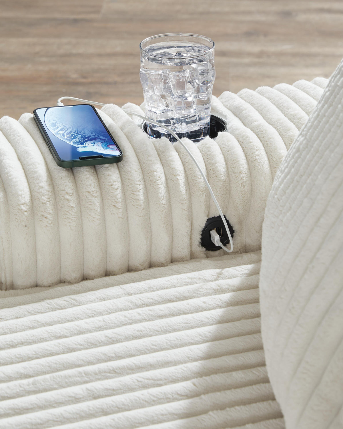 Lindyn Chaise Velvet