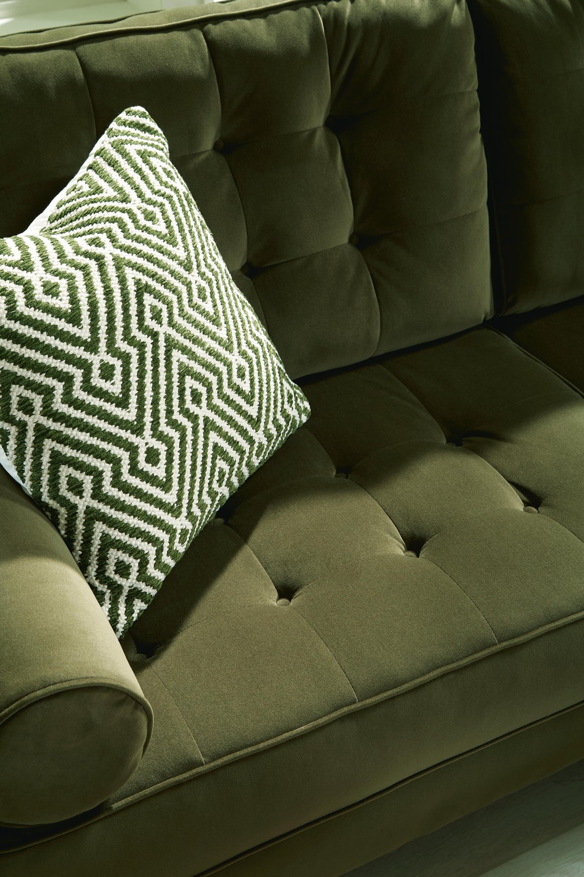 Reveon Lakes Loveseat Velvet