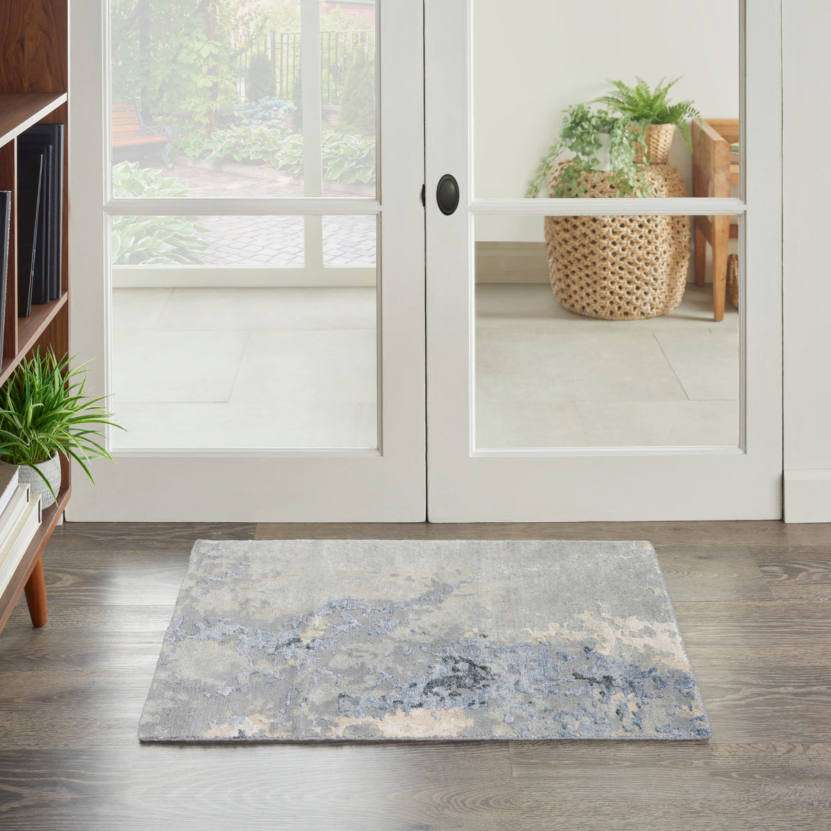 Silk Shadows SHA21 Blue Sky Rug - room scene
