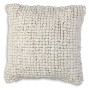 Aavie Pillow (4/CS)