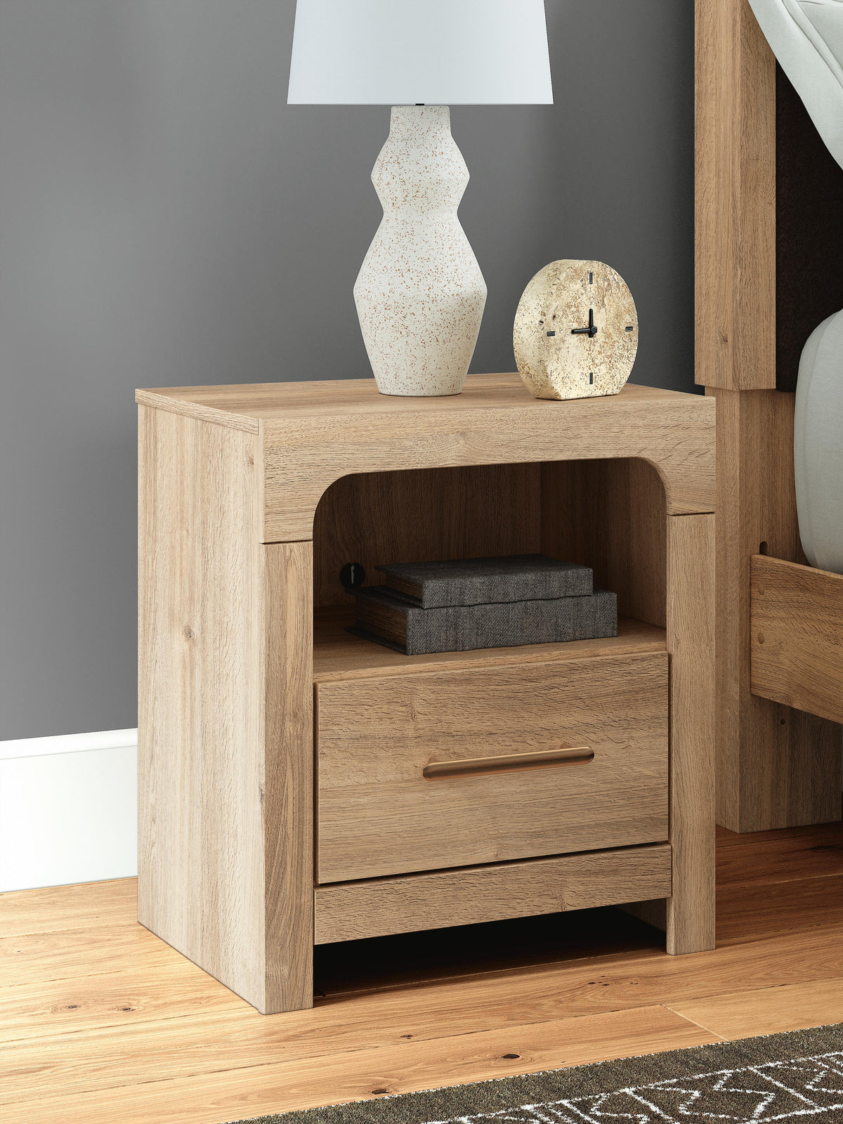Kinlanni Queen Panel Bed, Dresser, Mirror and Nightstand