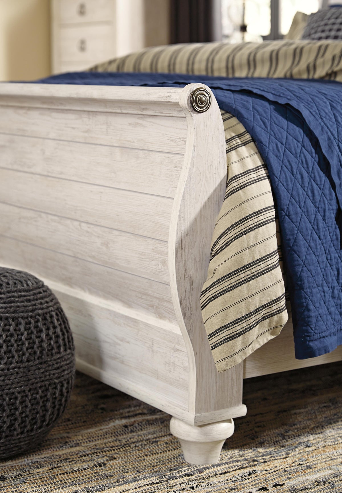 Willowton Sleigh Bed - Queen