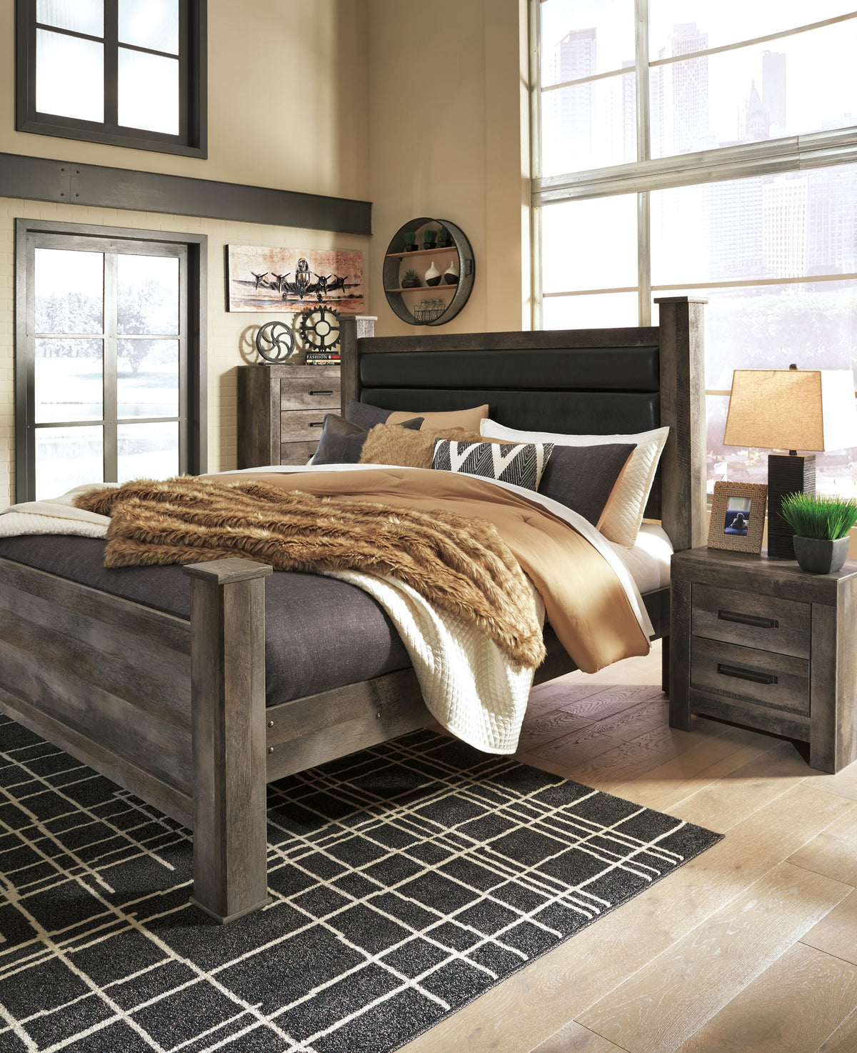 Wynnlow Queen Upholstered Poster Bed