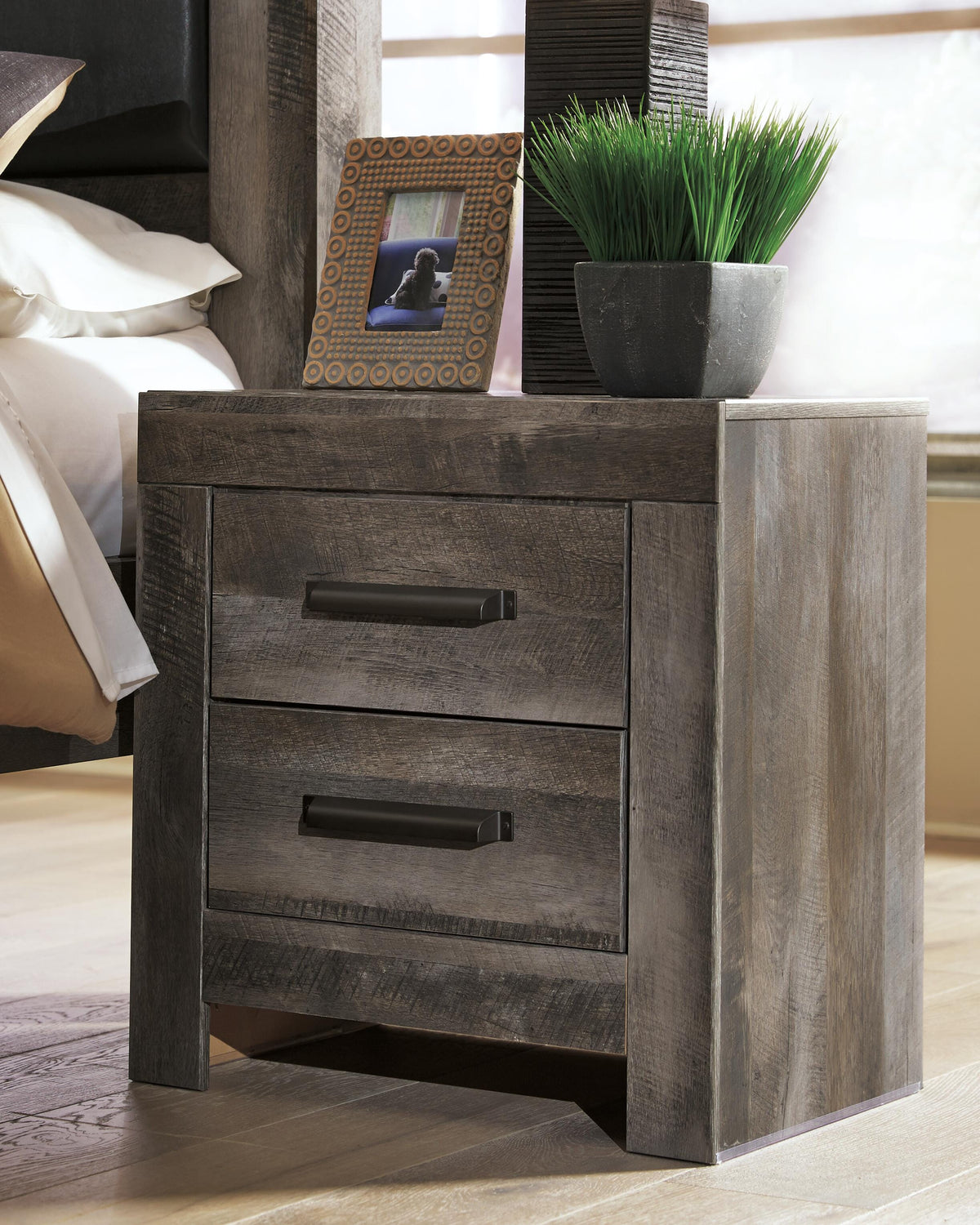 Wynnlow Queen Panel Bed, Dresser, Mirror and 2 Nightstands