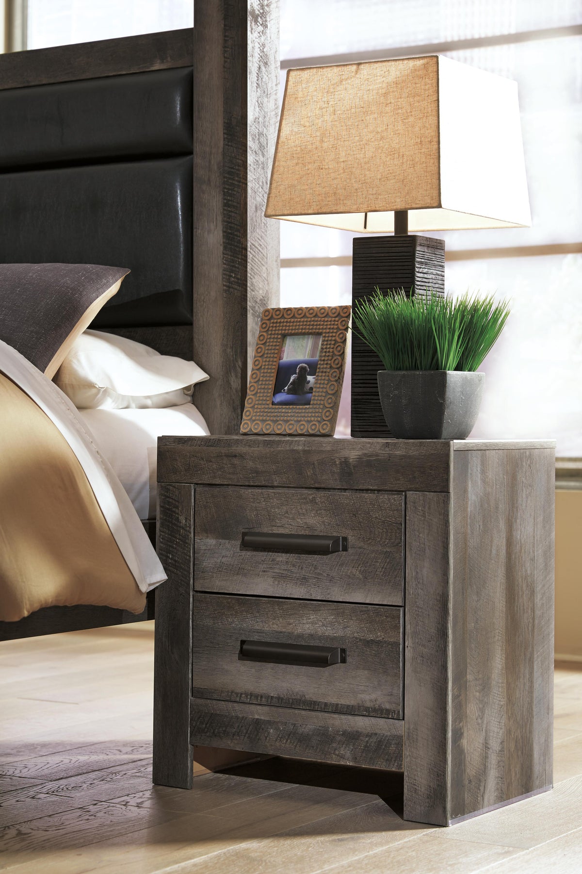 Wynnlow King Panel Bed and 2 Nightstands