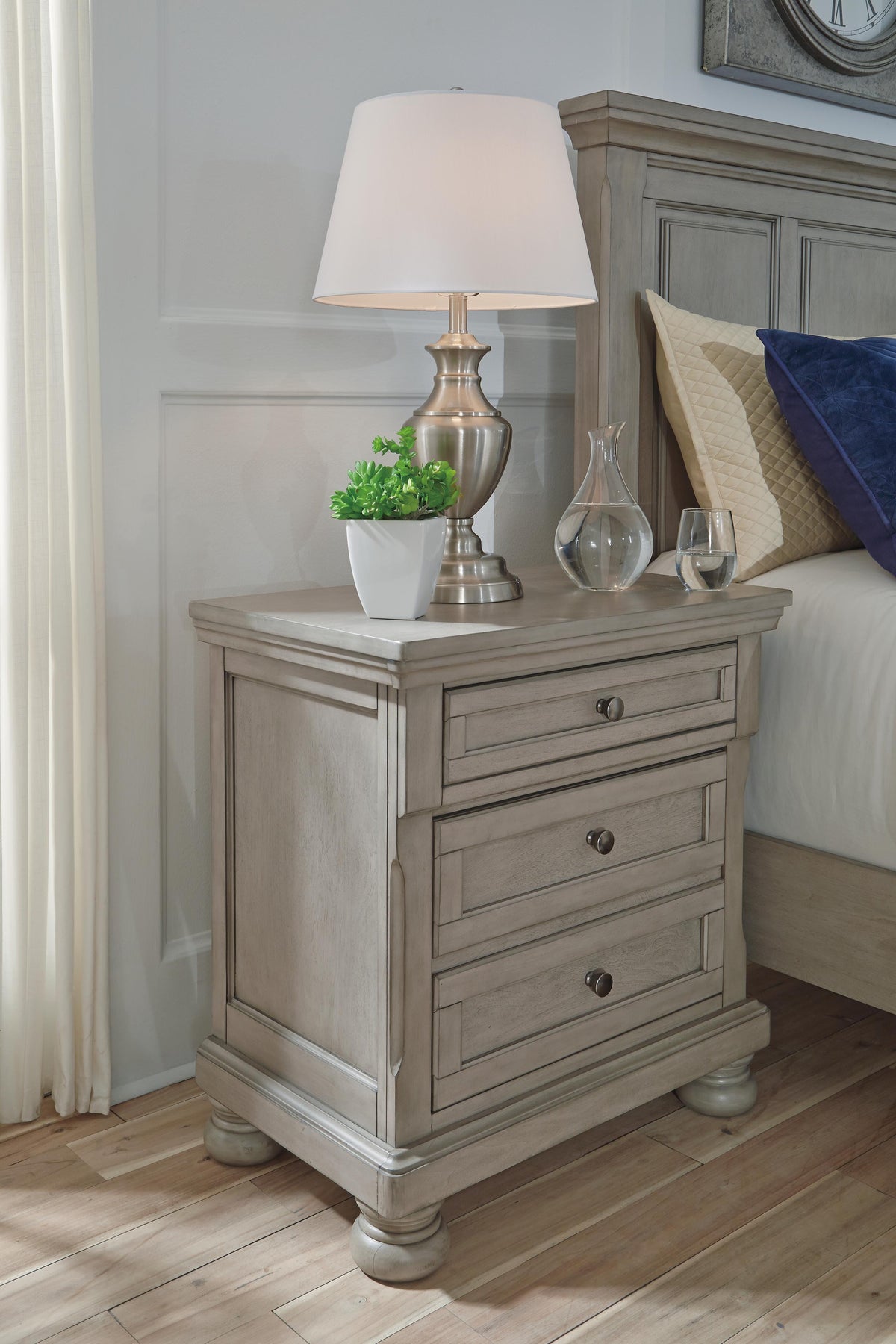 Lettner King Panel Bed, Chest and 2 Nightstands