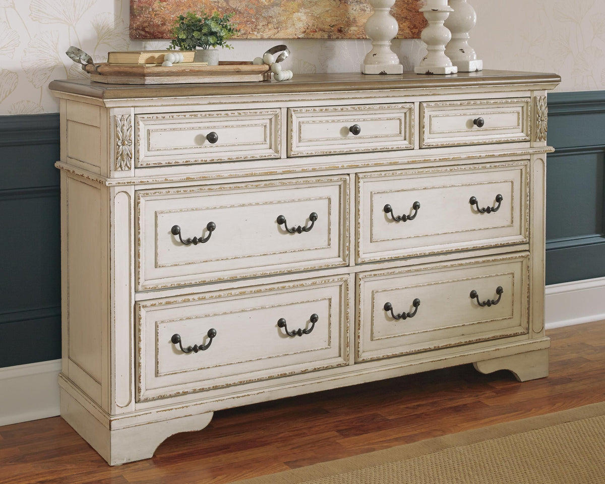 Realyn King Panel Bed, Dresser, Chest and 2 Nightstands