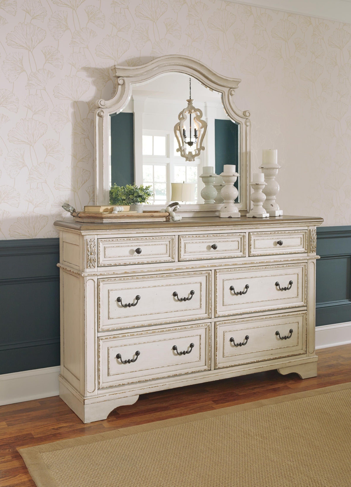Realyn Queen Panel Bed, Dresser, Mirror and 2 Nightstands