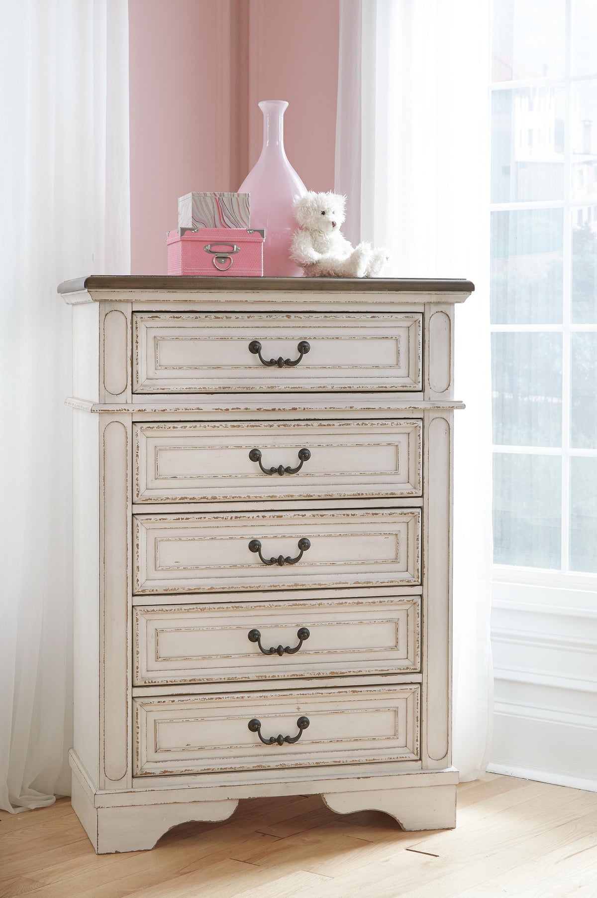 Realyn King Panel Bed, Dresser, Chest and 2 Nightstands