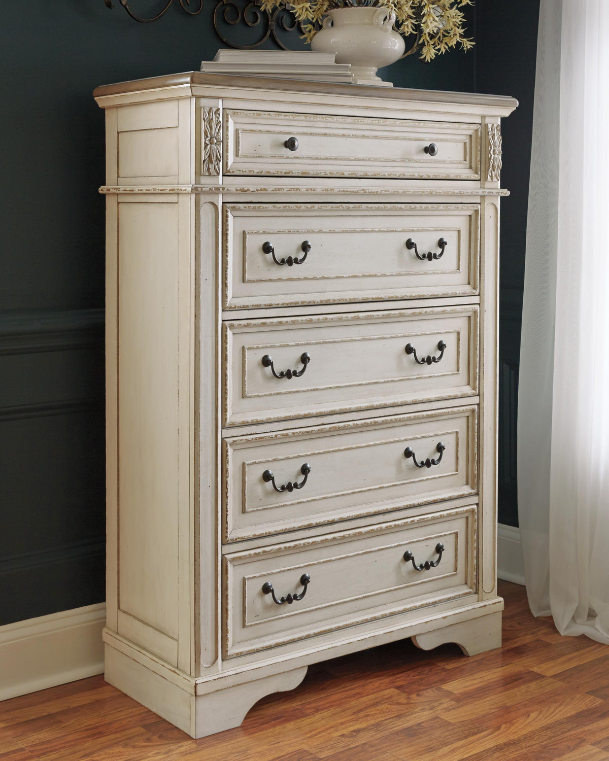 Realyn King Panel Bed, Dresser, Chest and 2 Nightstands