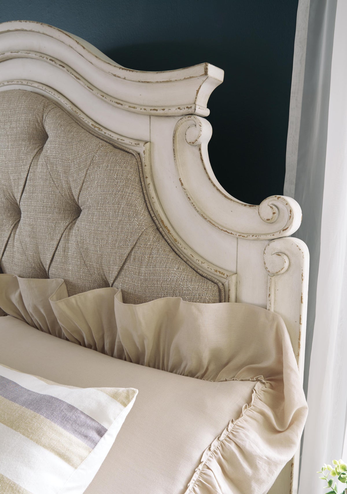 Realyn King Panel Bed, Dresser, Mirror and 2 Nightstands