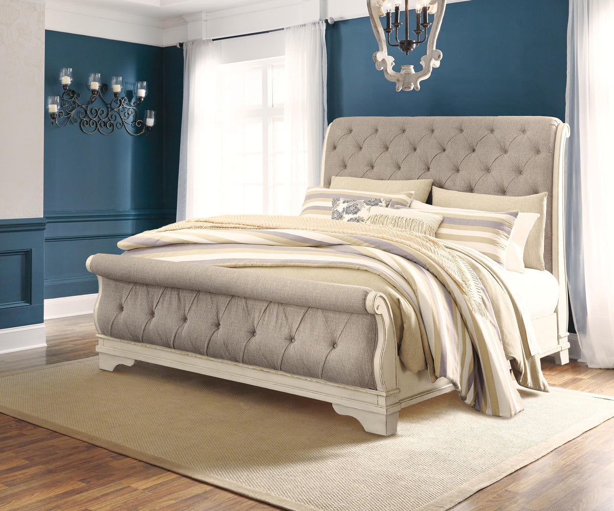 Realyn King Sleigh Bed, Dresser and 2 Nightstands