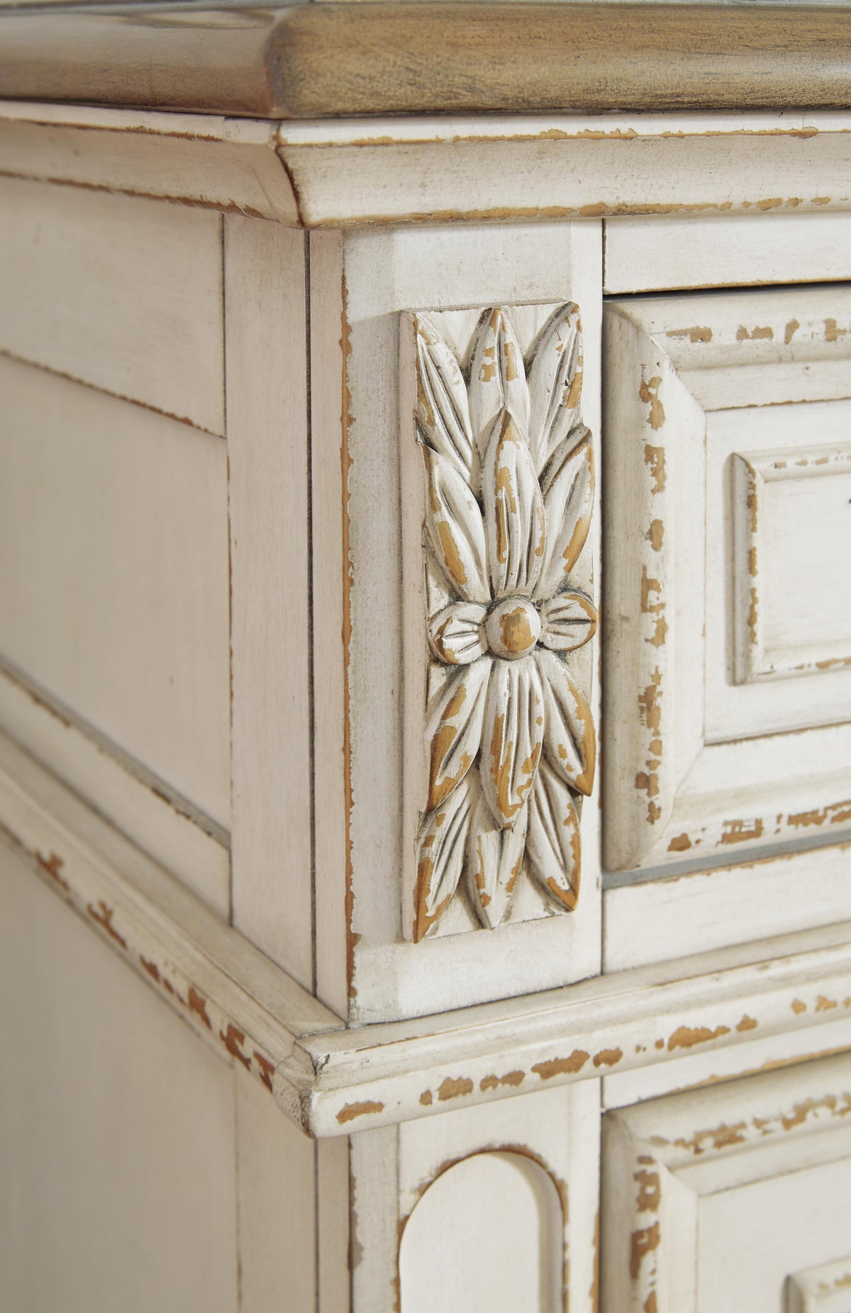 Realyn King Panel Bed, Dresser, Chest and 2 Nightstands
