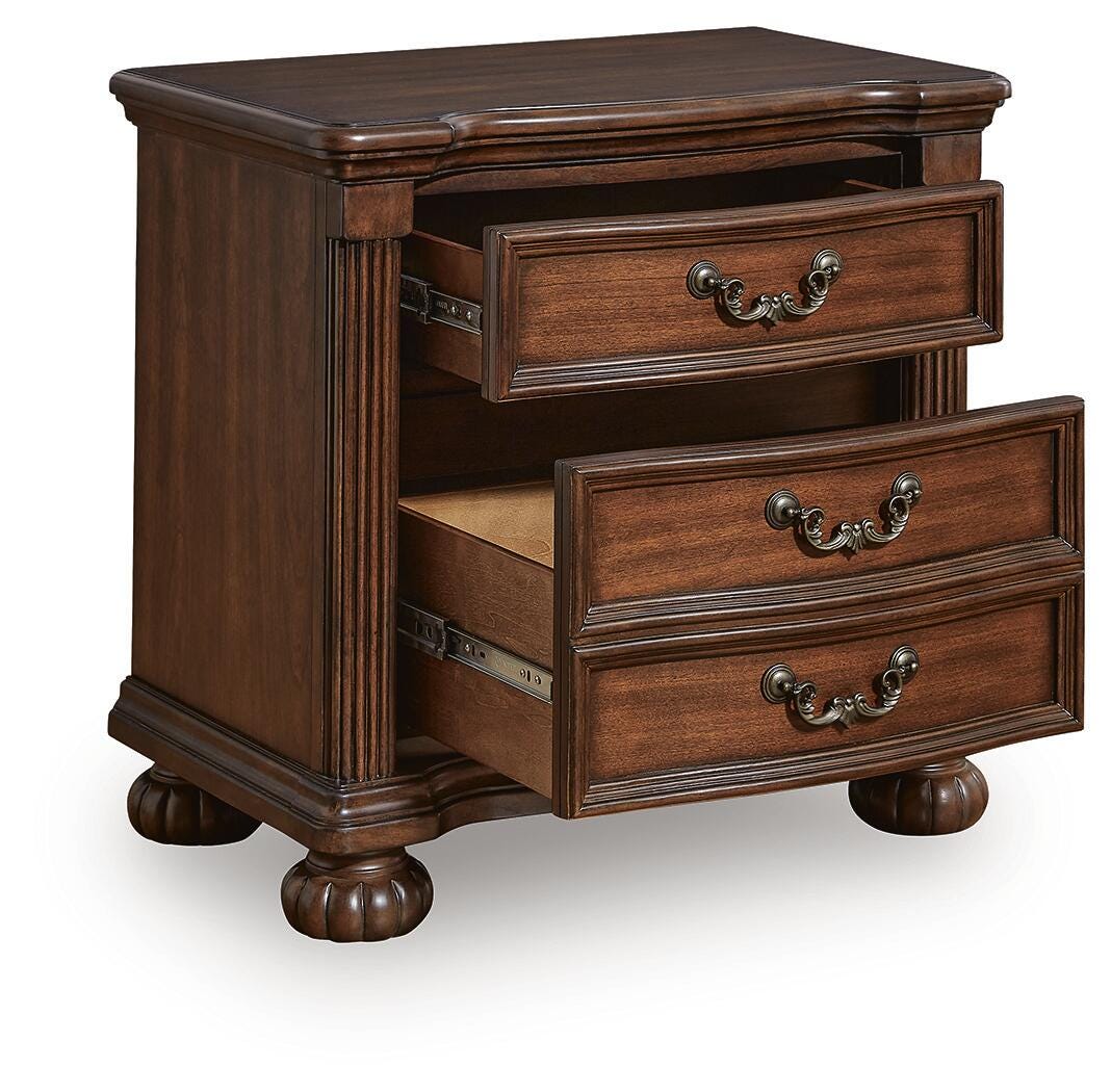 Lavinton Queen Poster Bed, Chest and Nightstand