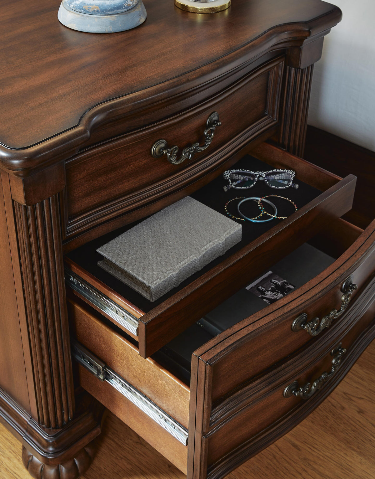 Lavinton King Poster Bed, 2 Chests and Nightstand
