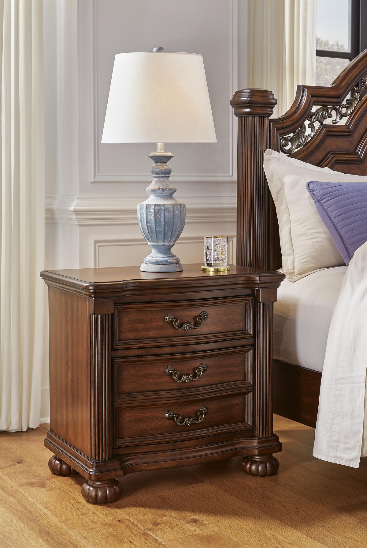 Lavinton Queen Poster Bed, Dresser, Mirror and Nightstand