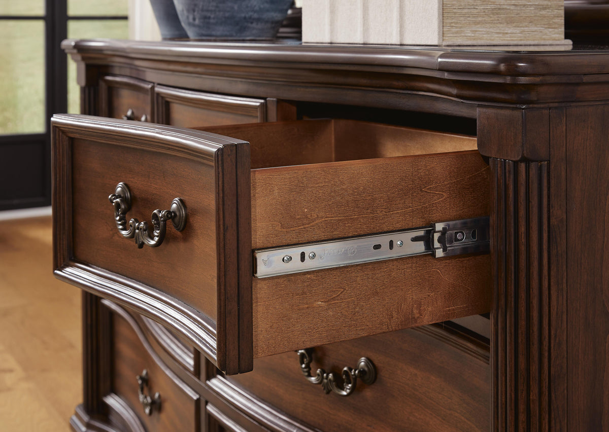 Lavinton Queen Poster Bed, Dresser, Mirror, Chest and 2 Nightstands