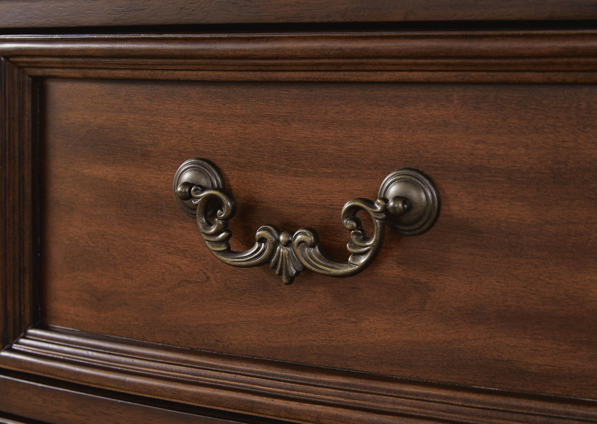 Lavinton King Poster Bed, 2 Chests and Nightstand