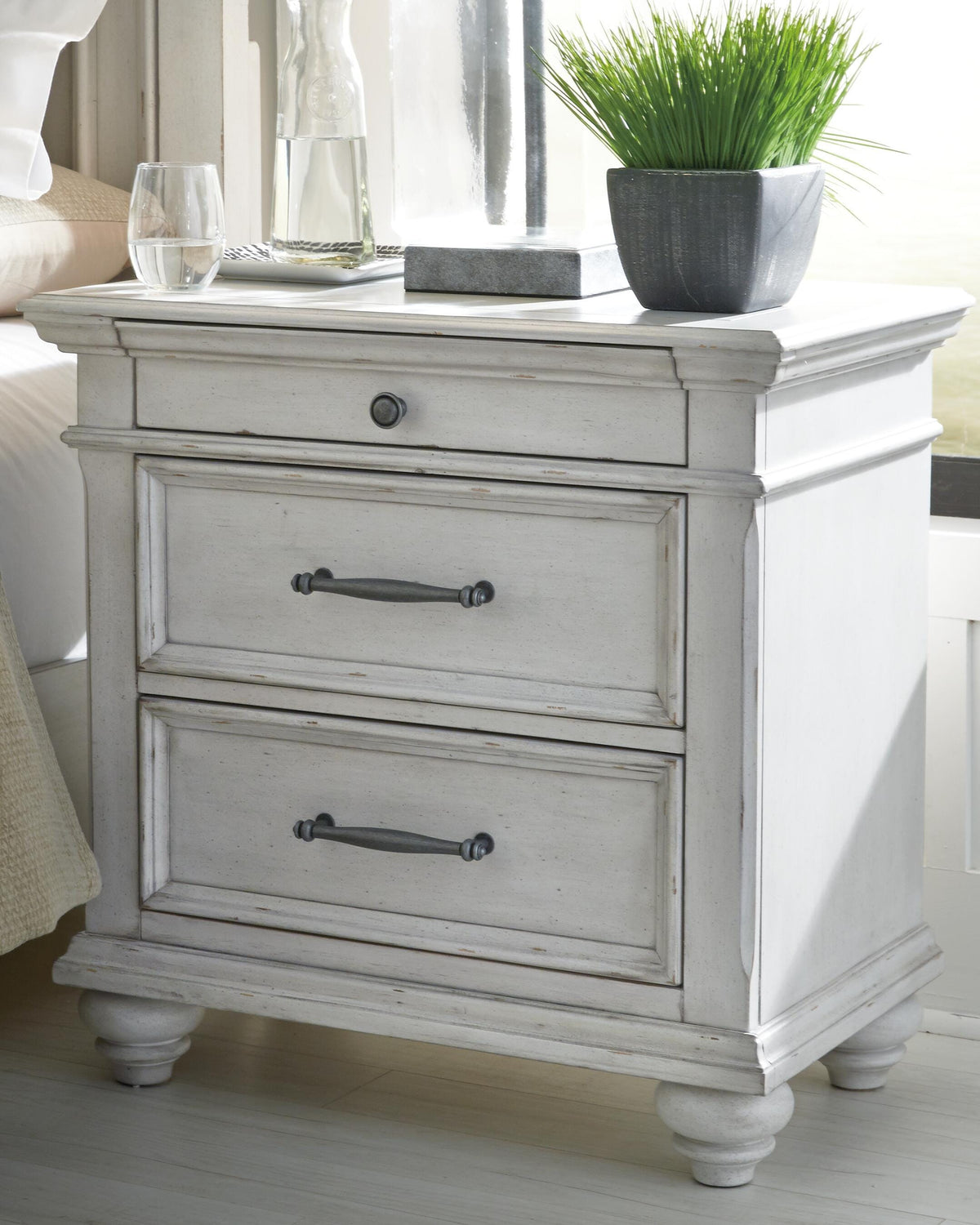 Kanwyn King Panel Bed, Dresser, Mirror, Chest and 2 Nightstands