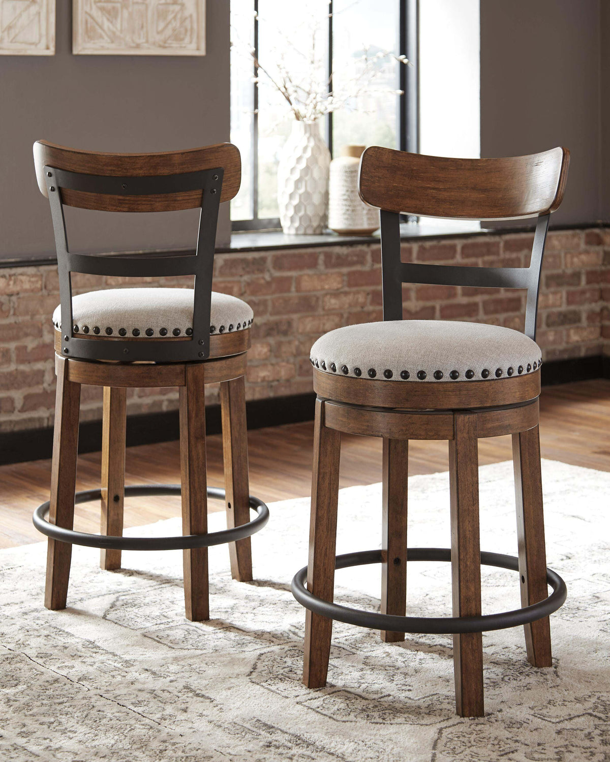 Valebeck UPH Swivel Barstool (1/CN)