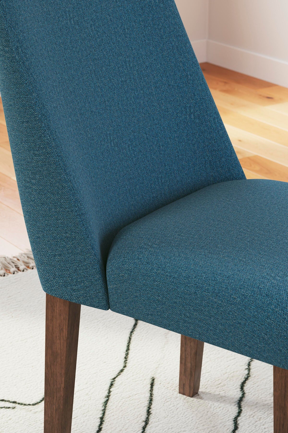 Lyncott Extension Dining Table and 6 Chairs