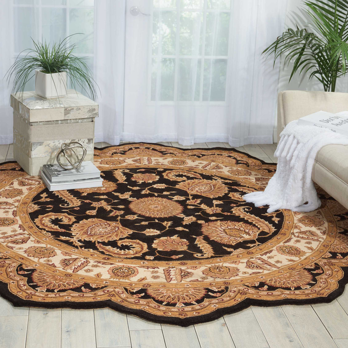 Heritage Hall HE19 Black Rug - room scene